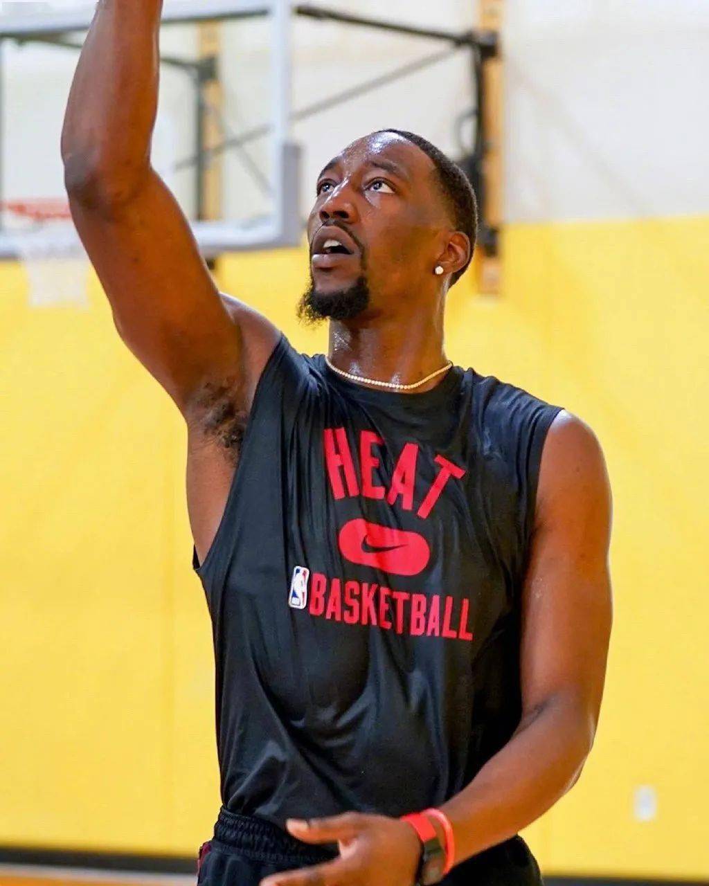 包含从穆古鲁扎在热火比赛中失利到迈阿密热火围绕CBA常规赛门线救险，转会期上海海港豪取连胜的词条