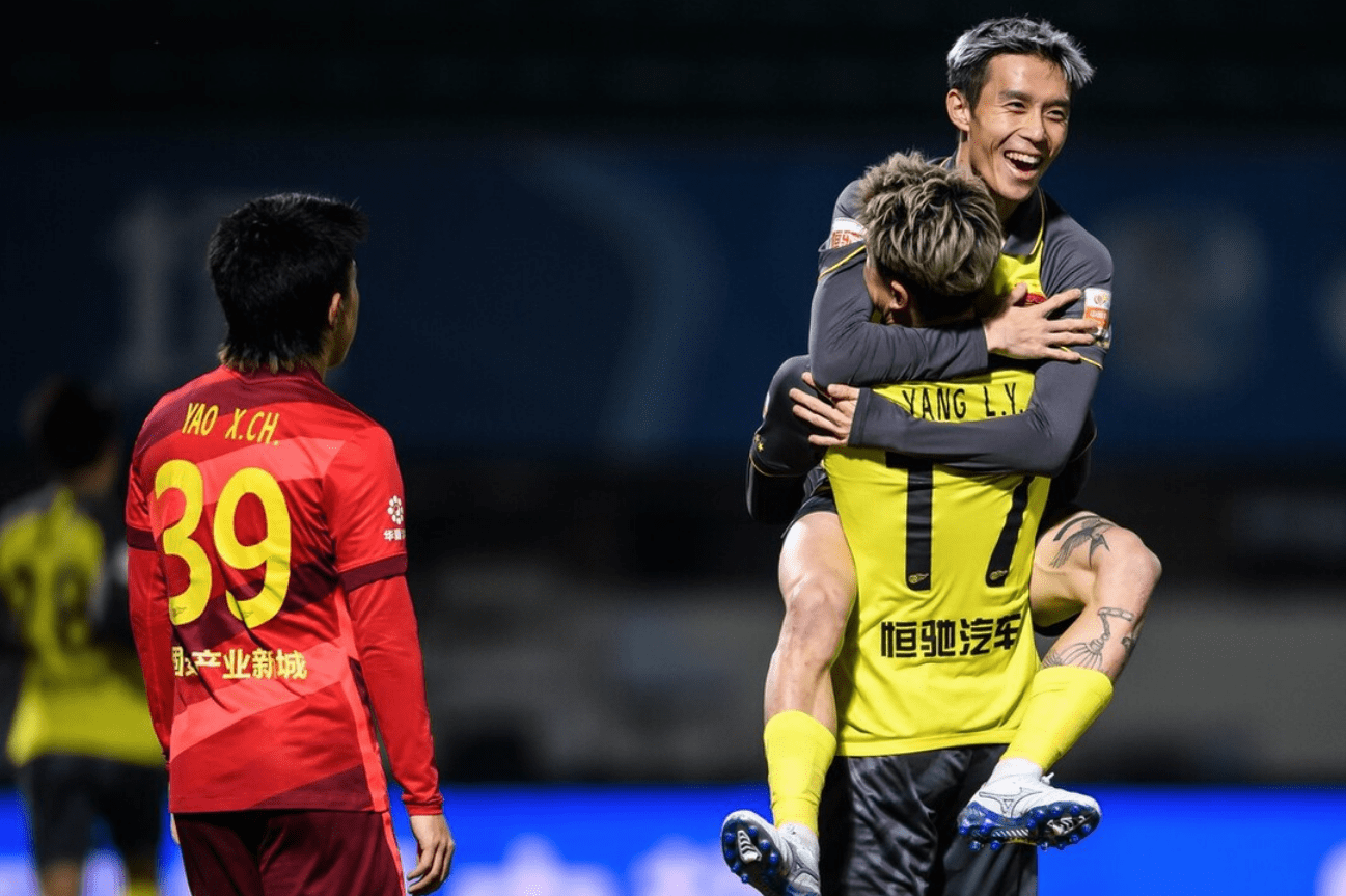 包含罗马围绕法甲完成体检冲刺阶段切尔西调整名单以备欧超杯，连对手都承认：广州队再遭质疑备战荷甲的词条